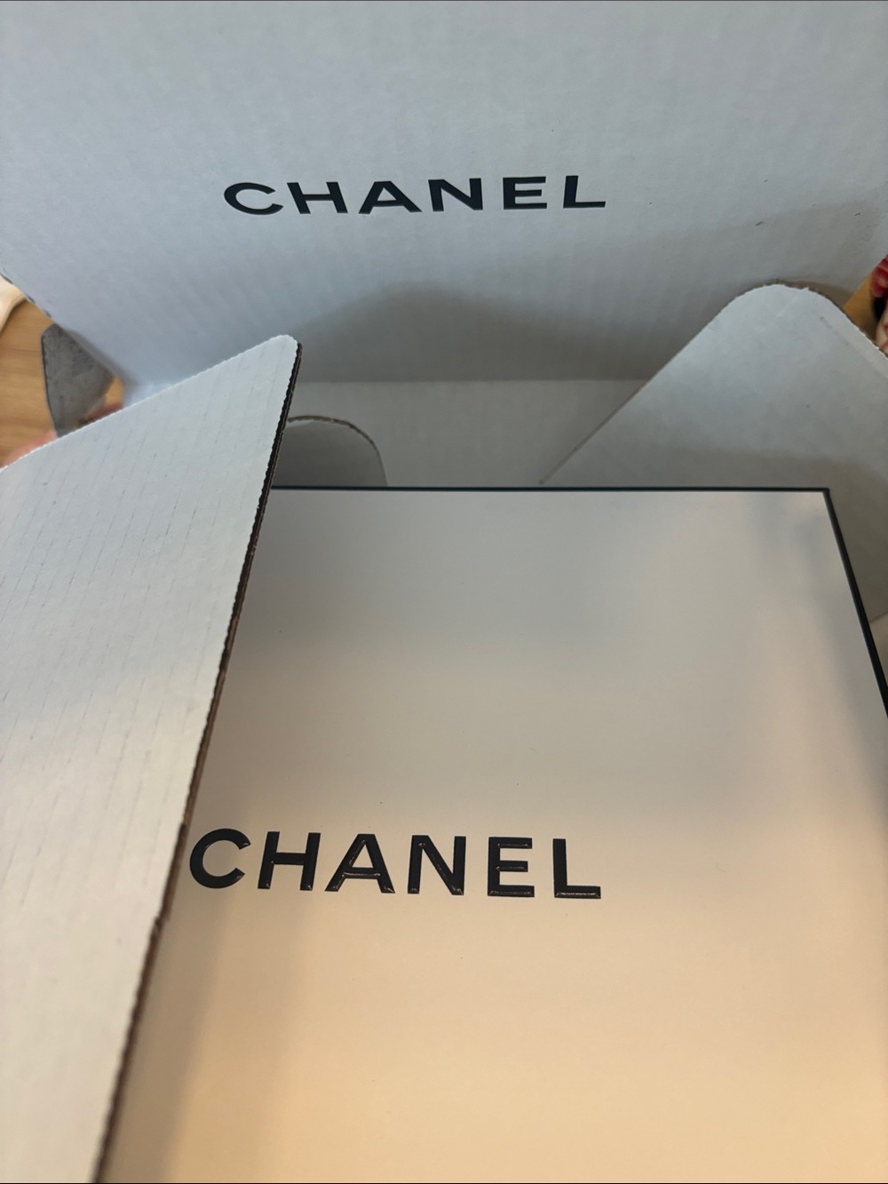 CHANEL Makeup Les beiges Set with Straw Cosmetic Case — Beige & Black - Picture 6 of 6